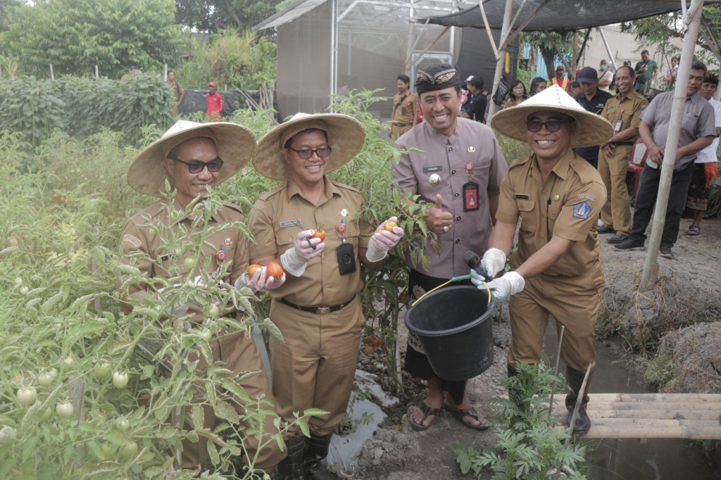 Kegiatan Panen Raya Hasil Kebun dan Ikan Pada Ketahanan Pangan Desa Dalung